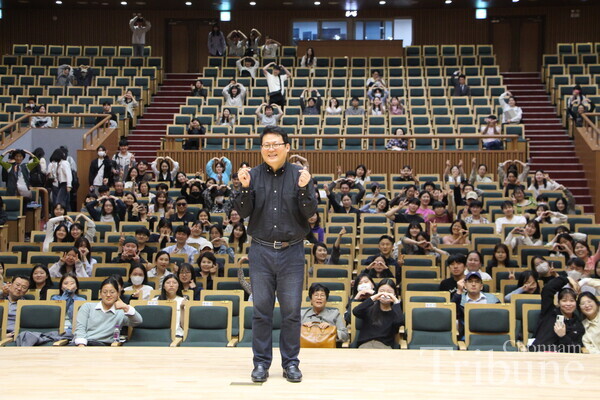 Kim Kyung-il and the audience make a heart with their hands.