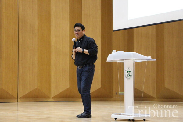 Professor Kim Kyung-il gives a lecture to the audience.