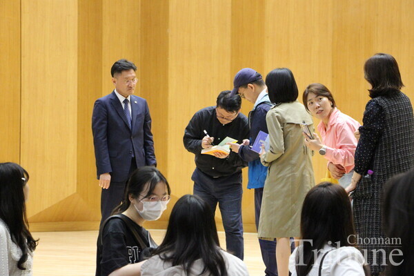Kim Kyung-il signs autographs for his fans.