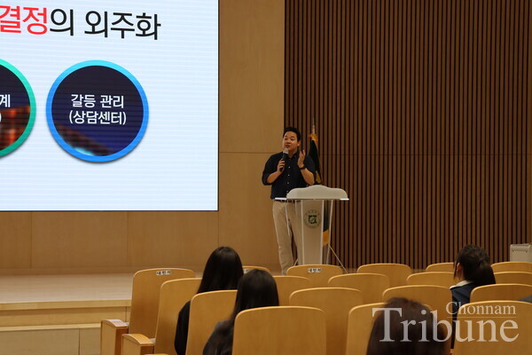 Lim Hong-taek gives a speech on May 7.