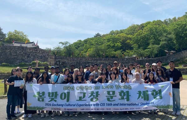 International students pose for a picture during a field trip in Gochang County on April 28.