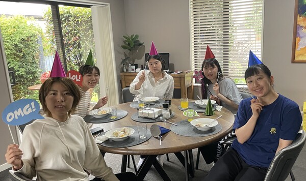 Kim Ye-eun has a meal with her homestay family.