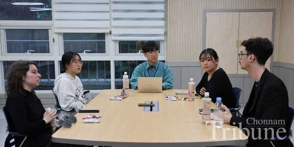 Clockwise from bottom left: Xandra Carol Malinowski, Yi In-hyang, Moderator Bae Mun-seong, Saki Takizawa, and Julien Charles Evangelos Menager discuss depression among young people in a seminar room at the CNU Press and Broadcasting Center on April 15.