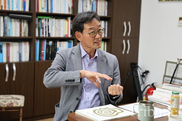 Professor Kim Yang-hyun talks about the lack of interest and support for humanities during the interview.