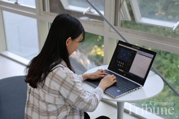 A student who chose intelligent and immersive media convergence as a second major implements a mini-game using a XR program.