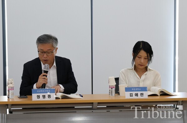 Kim Ye-ran and Jeong Myoung-jung hold a discussion session after professor Kim's presentation.