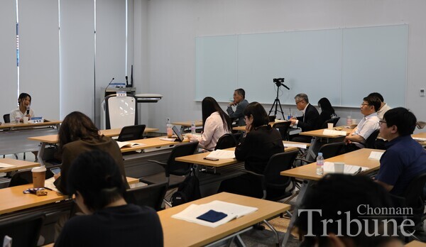 Kim Ye-ran explains  the concept of affection in her presentation.