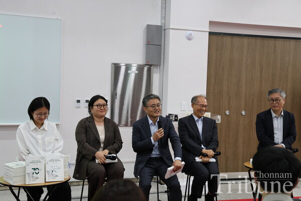 ​The complication committee members of the book entitled "The 70-Year History of The Chondae Shinmun" host a book talk during the celebration ceremony.