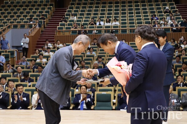 Hugwang Academic Award Winner Choe Jae-chun, chair professor at Ewha Womans University, receives the award from CNU President Jung Sungtaek.