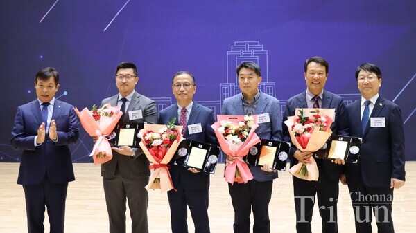Winners of the Yongbong Academic Awards pose for a picture with President Jung Sungtake (left) and Vice President of Research Kim Soo-hyung (first from the right).