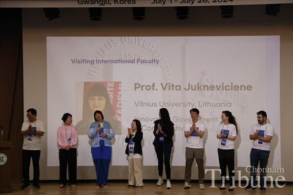 Professors, who will give lectures during the ISS, introduce themselves to students during the opening ceremony.