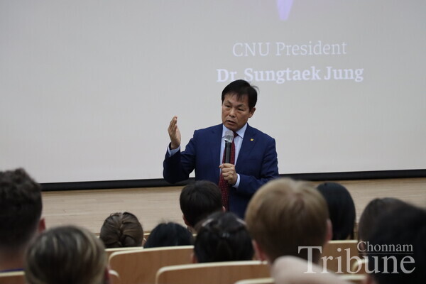 President Jung Sungtaek gives a speech to the ISS students during the opening ceremony.