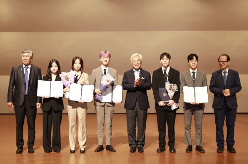 The winners of the 29th National Model United Nations Conference of the Republic of Korea pose for a picture after the award ceremony on July 5.