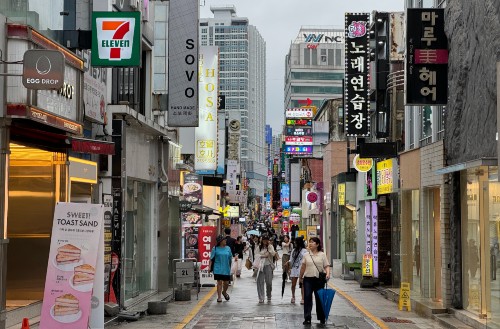 Chungjang-ro Street is lined with shopping malls, clothing stores, restaurants, cafes, movie theaters, and other attractions.