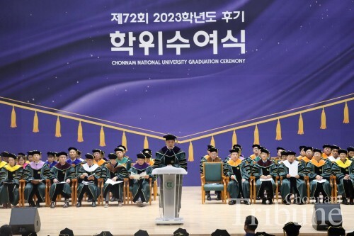 CNU President Jung Sungtaek gives congratulatory messages to graduating students  during the graduation ceremony on August 26.