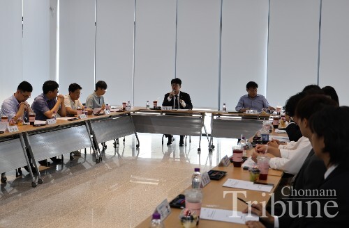 General Student Council President Lee Hong-gyu discusses the current school issues at the Student Success Table on August 27.