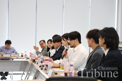 One of the General Student Council members speaks of his opinion on the related issues.