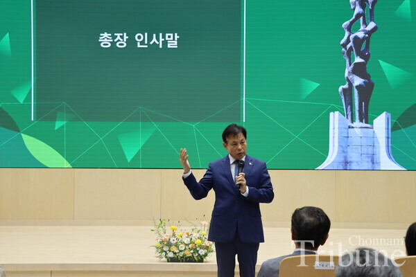 CNU President Jung Sungtaek gives a speech to celebrate the retired professors.