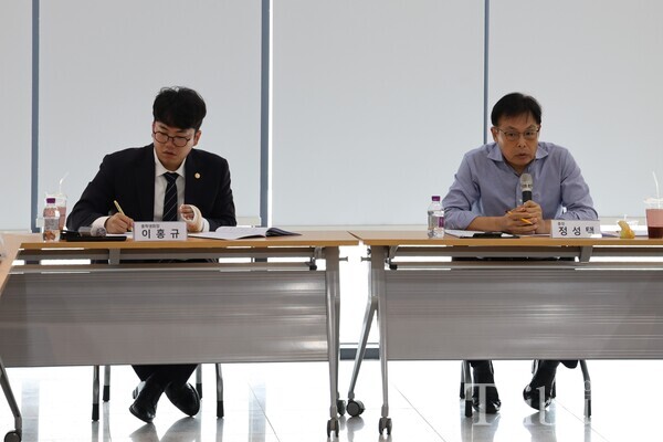 CNU president Jung Sungtaek answers the questions regarding the grading system.