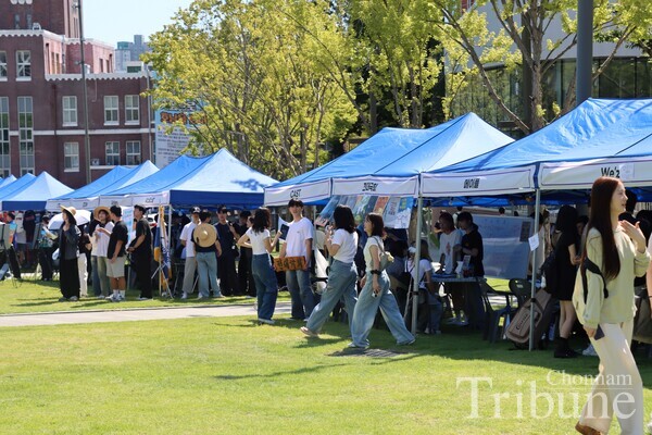 Student club members offer various interesting activities to fascinate new members.