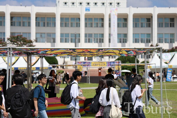 Students participate at the Job Festa are exploring the field.