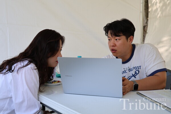 An employee of Samsung Electronics gives advice to an applicant for better self-introduction