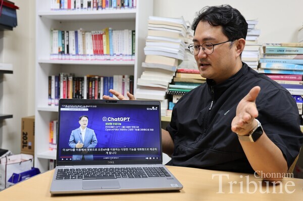 Professor Kim Kyung-baek, who led the “Digital Literacy and ChatGPT” lecture, describes the class to the Tribune on Aug. 20.