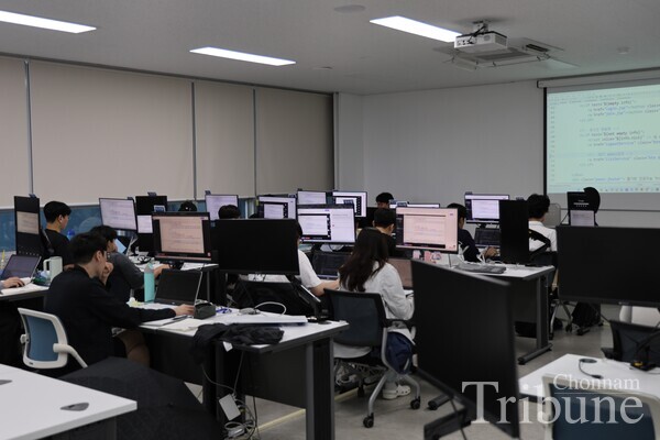 Students attend a class at the Gwangju Artificial Intelligence School on Aug. 20.