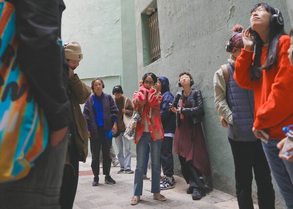 Participants roam around historical sites of May 18 Democratization Movement in “Concrete Voice 1: Postal Code 61488.”
