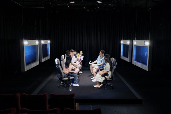 Participants in “Fanciful Seoul” discuss their opinions regarding a given topic.