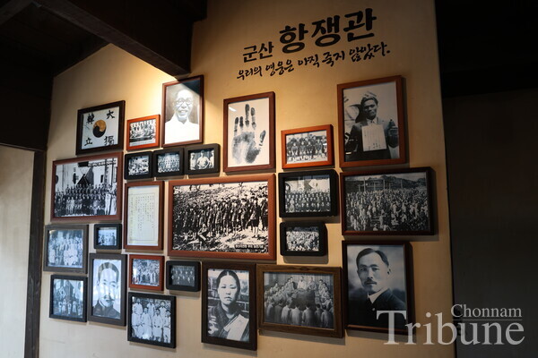 Portraits of Korean heroes who resisted Japanese colonial rule displayed on the wall.