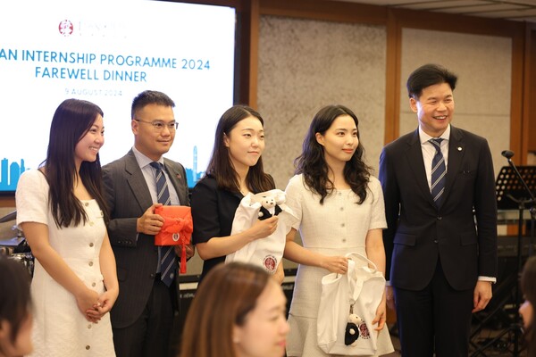 At the farewell party with Justin Yuen (a partner lawyer of Deacons, second from left), and Roden Tong Manlung (President of the Law Society of Hong Kong, fifth from left)
