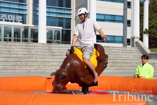 A student participates in a rodeo event in front of Minjumaru.