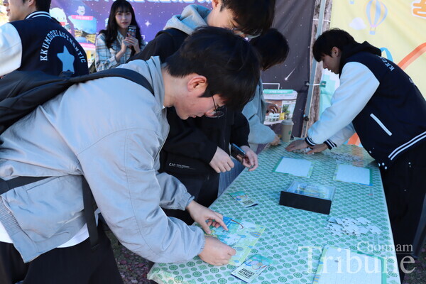 Students participates in a booth promoting Daejeon at Bongji.