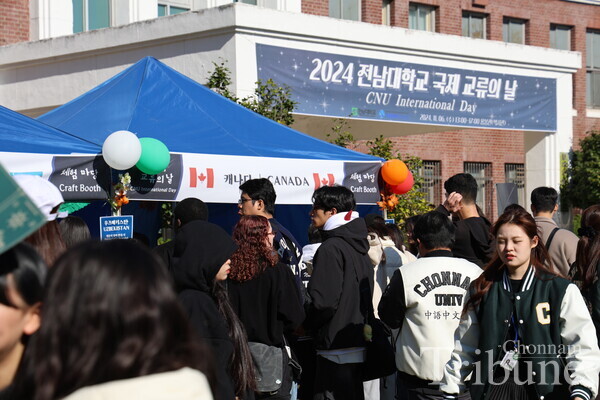 International and Korean students enjoy the 2024 CNU International Day event held in the field around the Yongbong Building on Nov. 6.