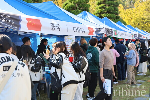 International and Korean students enjoy the 2024 CNU International Day event held in the field around the Yongbong Building on Nov. 6.