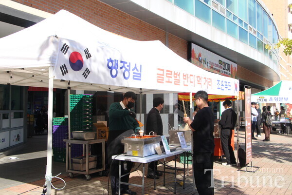 The Korean food is ready to serve participants.