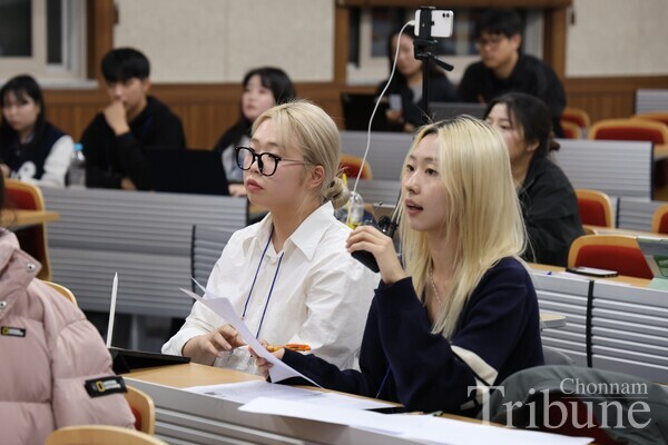 Jung Da-gyo, the Editor-in-Chief of Chonnam Tribune, checks whether the candidates have pledges for CNU international students.