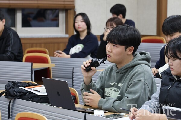 The audience at the public hearing speaks of the opinion during the Q&A session.