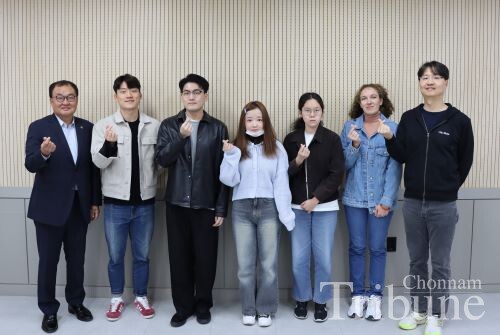(from left) Cho Sang-kyun (Dean of Student Affairs), Kim Ha-hoon, Jeon Jae-ho,Pak Liliya, Lee Su-yeon, Stefanovic Goranka, and Kim Kyun-soo (Director of CNUPress and Broadcasting Center)