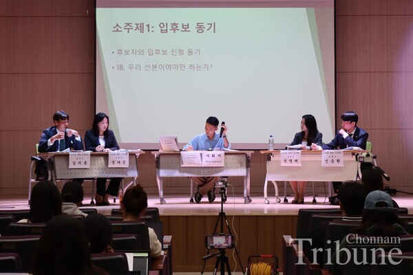 The presidential candidates for the 54th GSC discuss why they should lead the student council as the audience watches during the first primary debate on Nov. 15. 