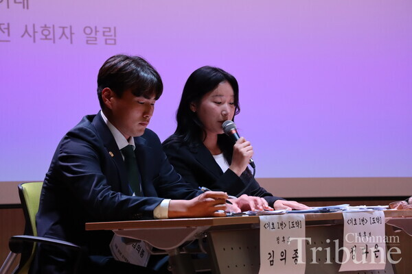 Team 1 "Doyak" vice-presidential candidate Jeong Da-eun presents her argument.