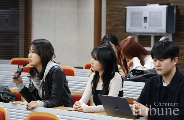 One of attendees asks the question on Q&A session.