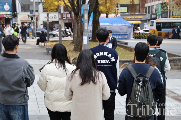Students hear the speeches at the third joint campaign on Nov.21.