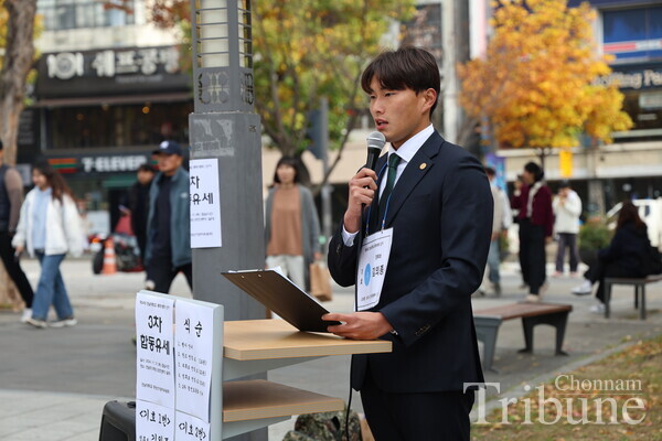 Kim Eui-jong, the GSC's presidential candidate, gives an address at the third joint campaign event.