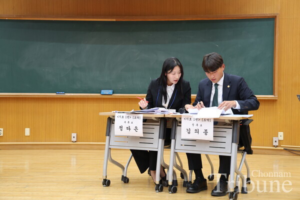 The candidates of Team 1 "Doyak" are having a discussion time.