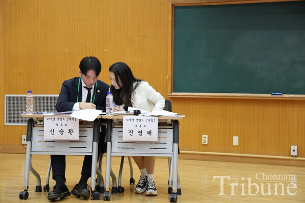 The candidates of Team 2 “Gieok” are having a discussion time.