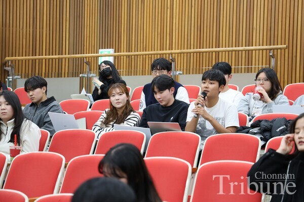 After the discussion on the subtopic ended, a student is asking a question during the audience Q&A session