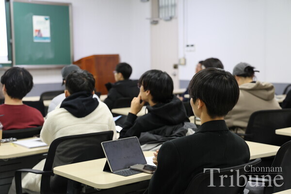 Not only physics students but also other CNU students attend the lecture.
