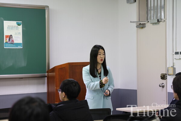 Baik Ae-ree asks students a question during the lecture.